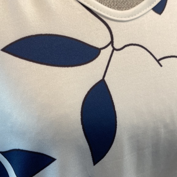 No name Top With Blue Leaves on Vines Size Small - Picture 3 of 5
